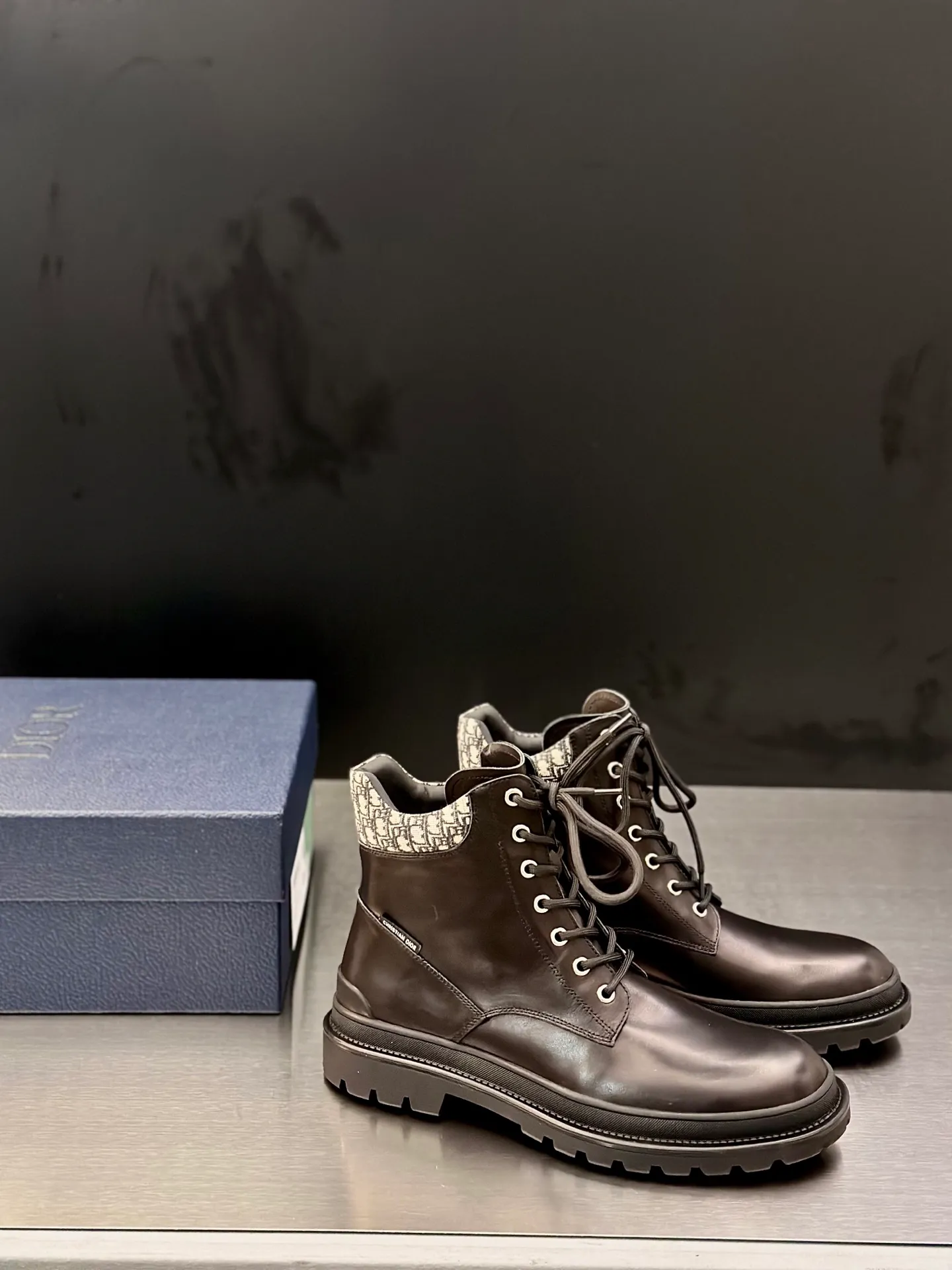 Men's shoes 💰960 Dior Dior high-top sneakers, top-quality goods produced in Dongguan, show version, leading counter trial style, Nappa cowhide material, light and breathable, soft and comfortable, easier to put on and take off, calfskin leather edging, distinctive sports style, genuine leather tongue Dior letter badge, showing the brand style, lightweight embossed pattern rubber sole, light and genuine leather feet, with original packaging Size: 39-40-41-42-43-44 (45, 46 customized) leather shoe size